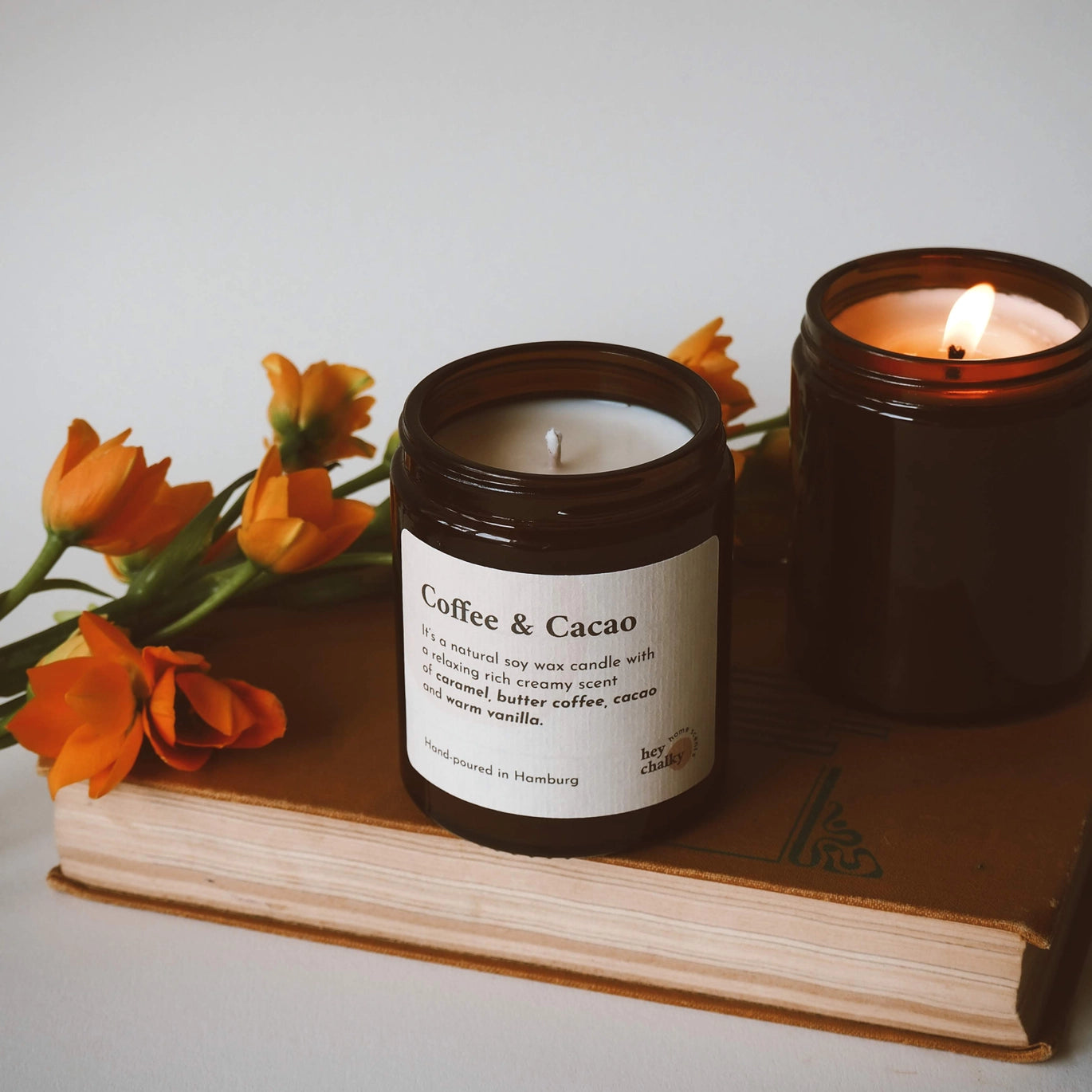 Candela Hey Chalky Coffee & Cacao accesa in ambiente accogliente, profumo caldo e avvolgente