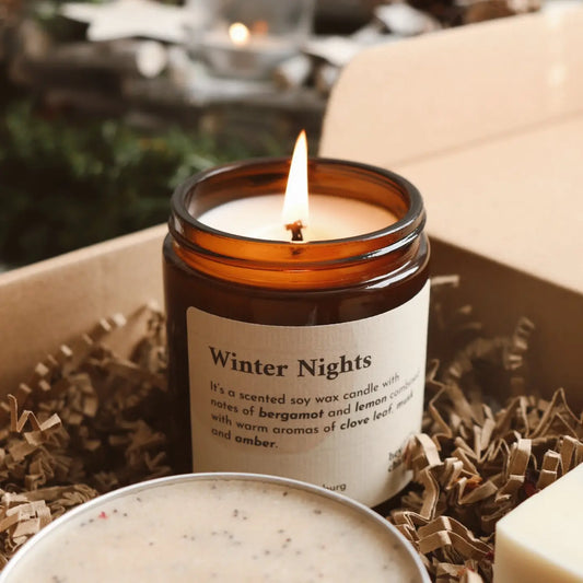 Candela Hey Chalky Winter Nights 155g in vetro ambrato, cera di soia handmade in Germania