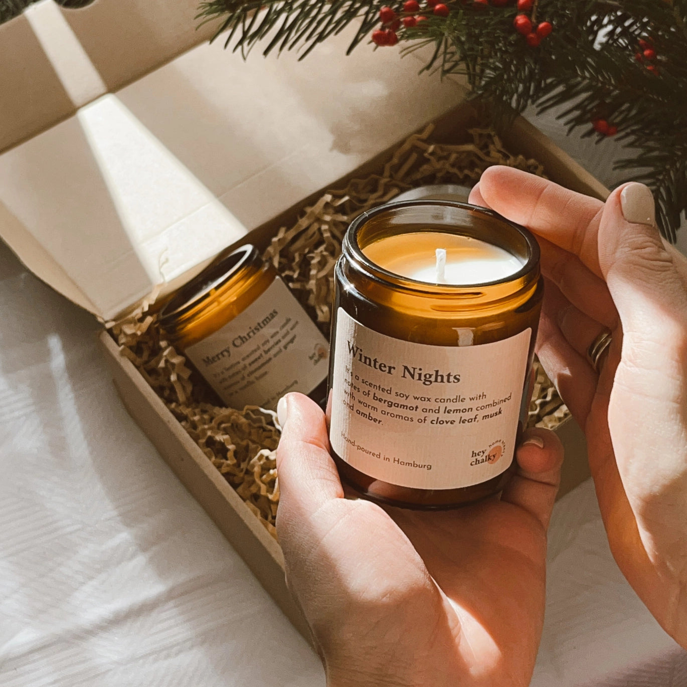 Candela Hey Chalky Winter Nights accesa in ambiente cozy, profumo caldo e avvolgente