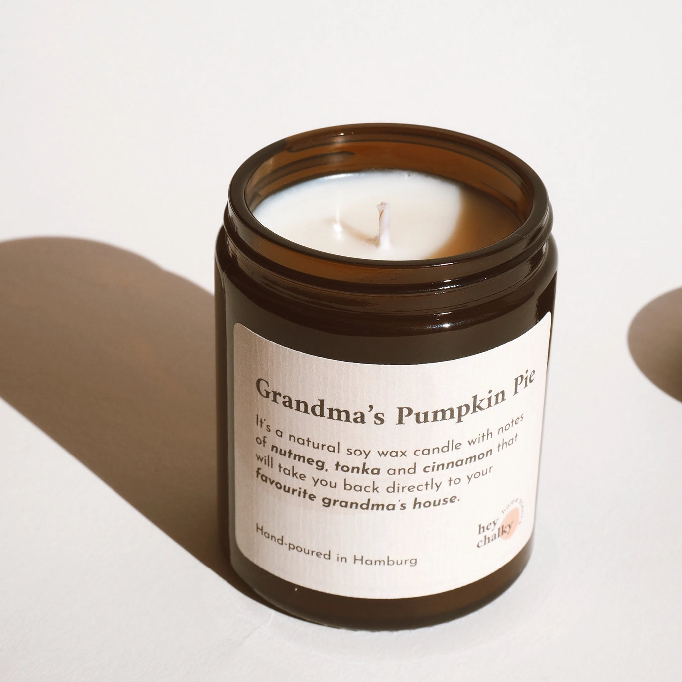 Candela Hey Chalky Grandma’s Pumpkin Pie 155g in vetro ambrato, cera di soia handmade