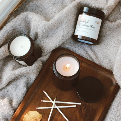 Candela Hey Chalky Grandma’s Pumpkin Pie accesa, atmosfera calda e accogliente