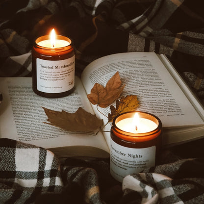 Candela Hey Chalky Toasted Marshmallow accesa, atmosfera cozy e calda