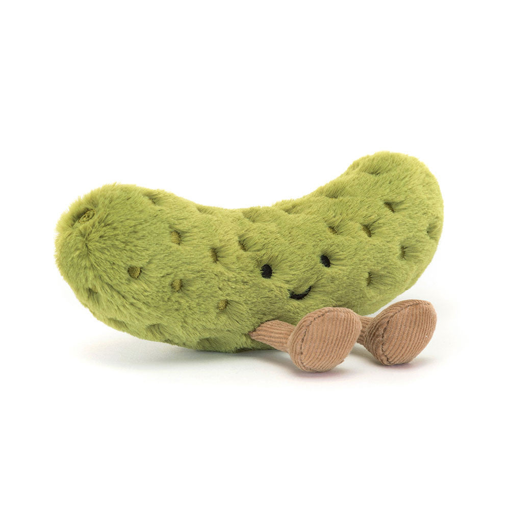 Jellycat Amuseable Cetriolo Pickle, peluche originale verde con sorriso ricamato e gambette in cordoncino della collezione Amuseables.