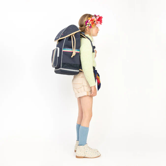 Bambina con zaino Jeune Premier Unicorn Gold sulle spalle – design ergonomico e brillante