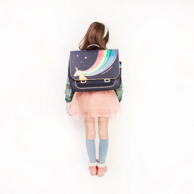 Bambina con zaino It Bag Midi Unicorn Gold – Jeune Premier scuola primaria