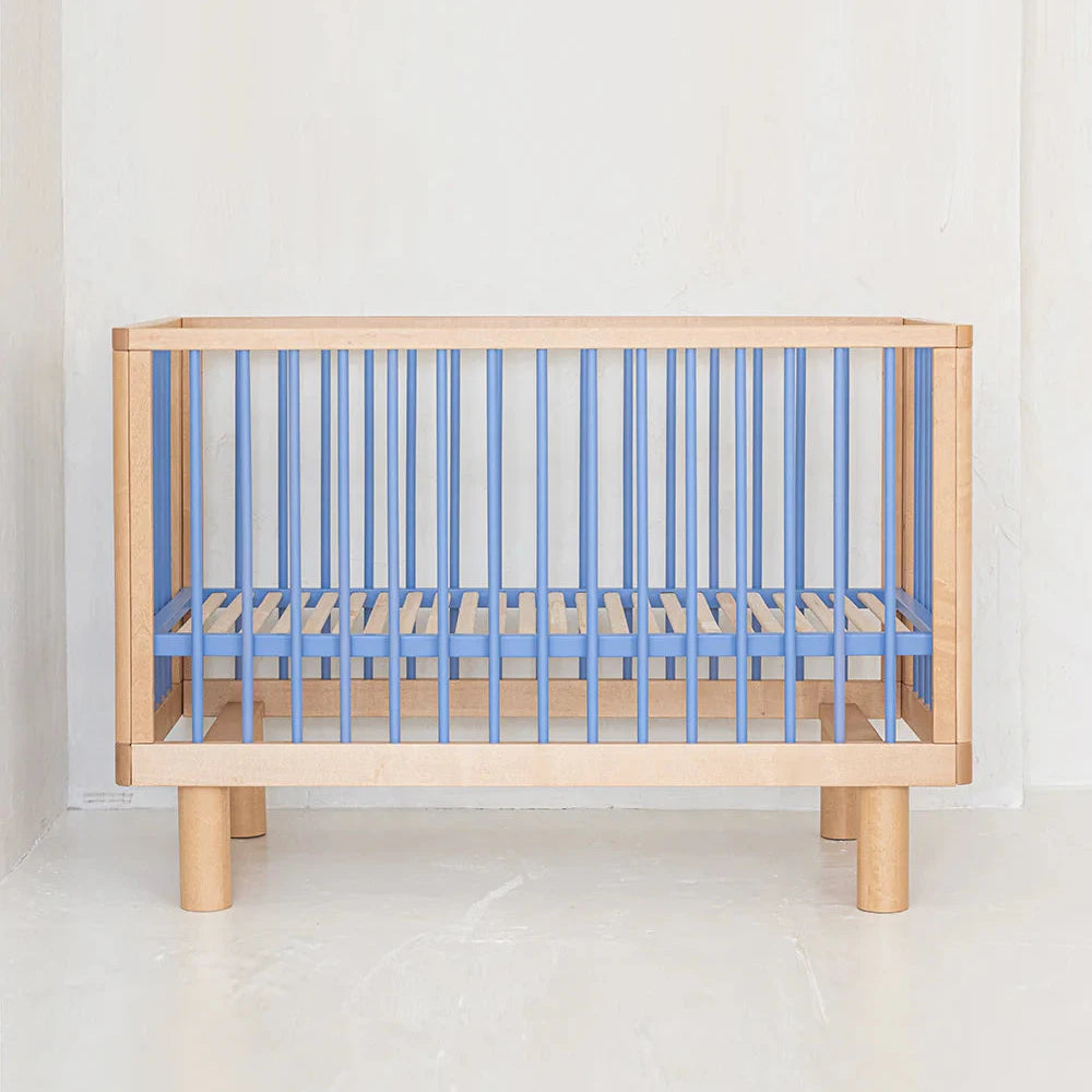 Karl & Fric NOX Cot Natural Wood & Blue, lettino evolutivo in legno massiccio di betulla con dettagli azzurri e kit junior incluso, dalla nascita fino a 4 anni.
