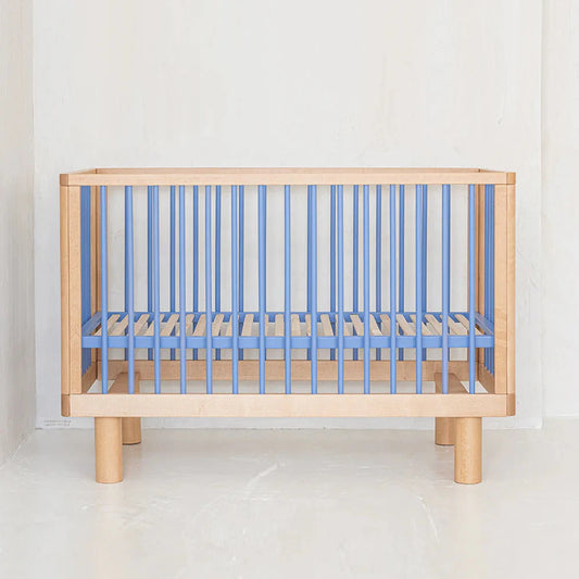 Karl & Fric NOX Cot Natural Wood & Blue, lettino evolutivo in legno massiccio di betulla con dettagli azzurri e kit junior incluso, dalla nascita fino a 4 anni.