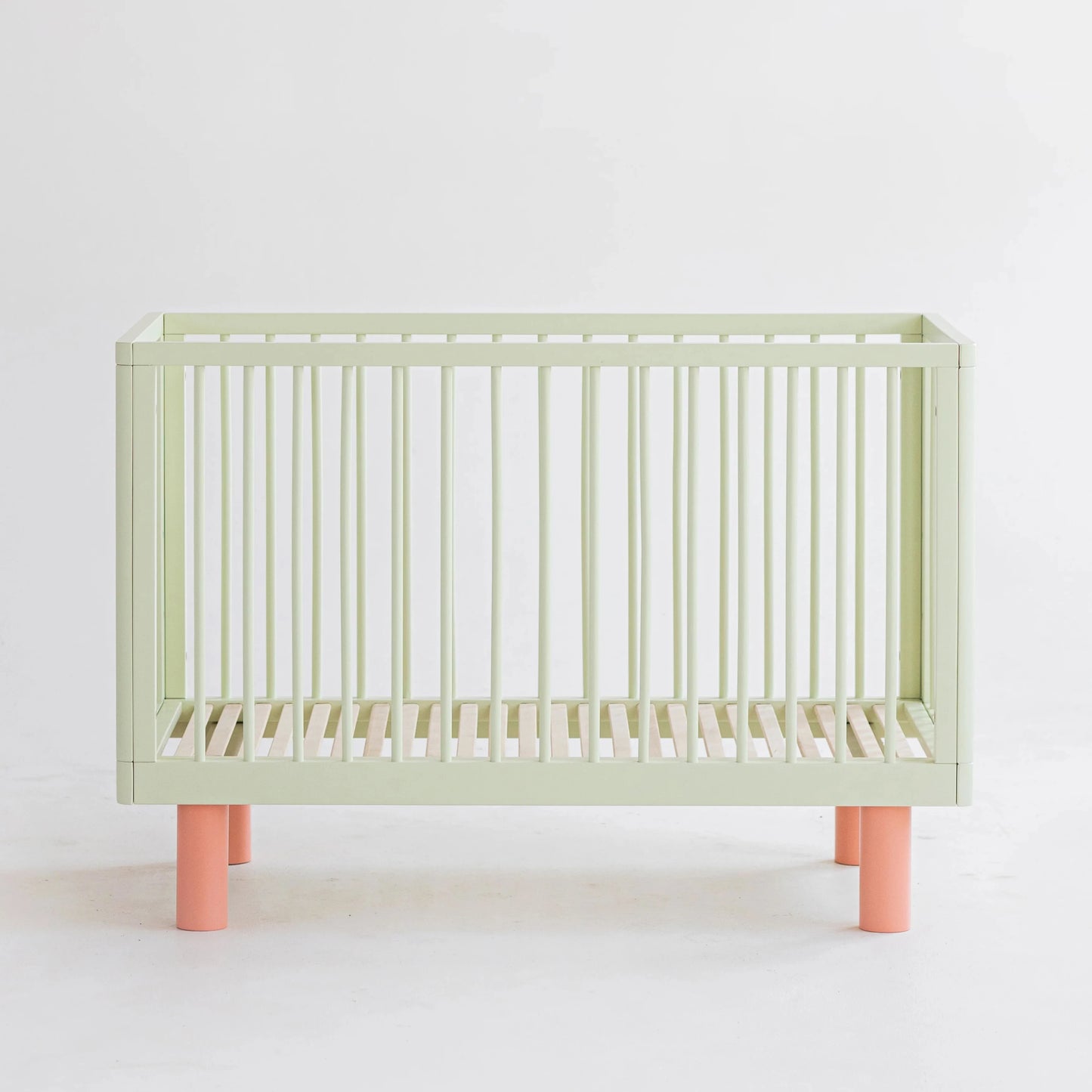 Karl & Fric NOX Cot Pistachio & Pink, lettino evolutivo in legno massiccio di betulla con kit junior incluso e finitura verde pistacchio e rosa.