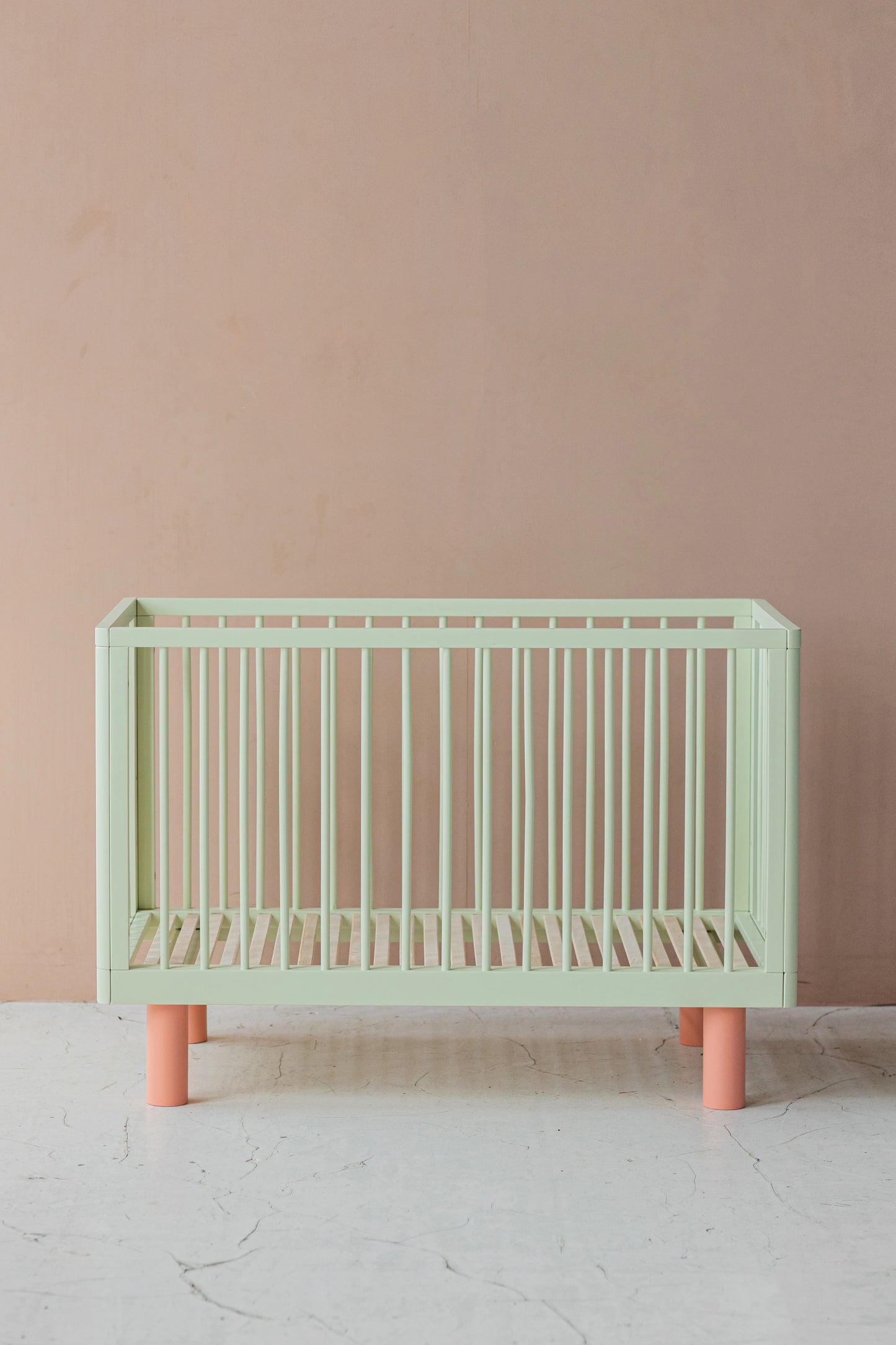 Karl & Fric NOX Cot Pistachio & Pink – Lettino Evolutivo in Legno Massiccio di Betulla con Kit Junior Incluso