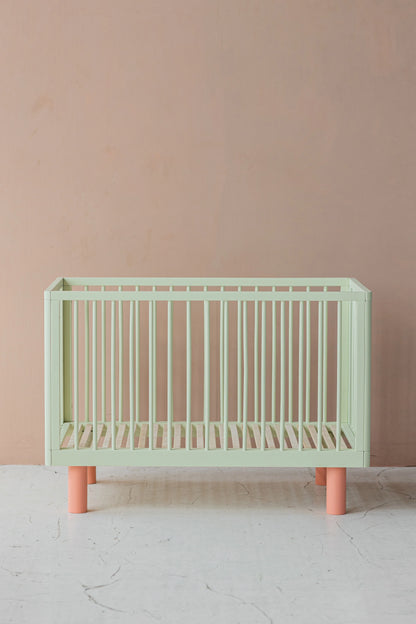 Karl & Fric NOX Cot Pistachio & Pink – Lettino Evolutivo in Legno Massiccio di Betulla con Kit Junior Incluso