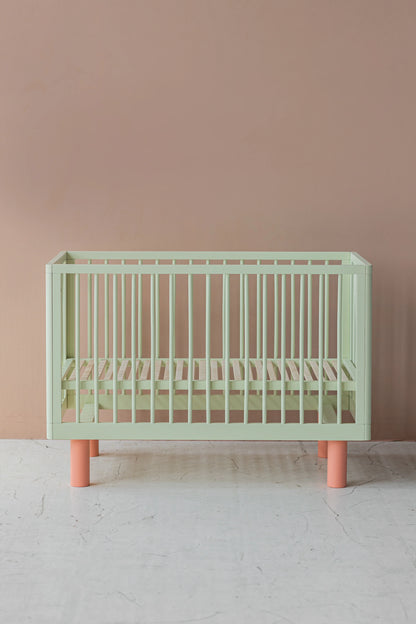 Karl & Fric NOX Cot Pistachio & Pink – Lettino Evolutivo in Legno Massiccio di Betulla con Kit Junior Incluso