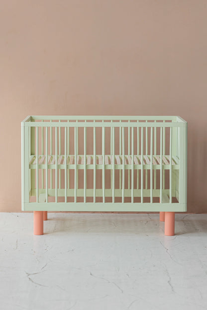 Karl & Fric NOX Cot Pistachio & Pink – Lettino Evolutivo in Legno Massiccio di Betulla con Kit Junior Incluso