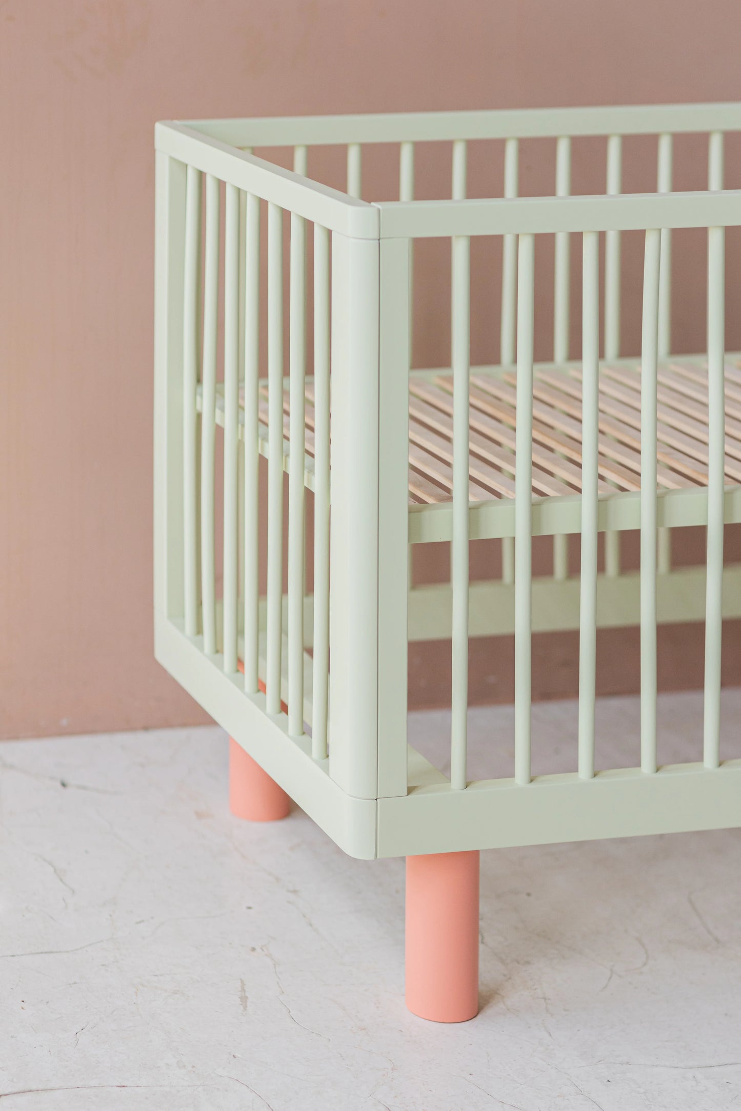 Karl & Fric NOX Cot Pistachio & Pink – Lettino Evolutivo in Legno Massiccio di Betulla con Kit Junior Incluso