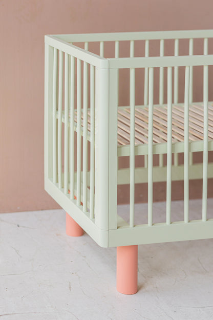 Karl & Fric NOX Cot Pistachio & Pink – Lettino Evolutivo in Legno Massiccio di Betulla con Kit Junior Incluso