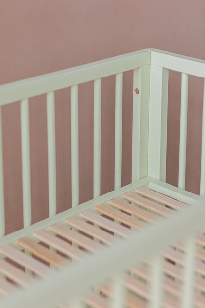 Karl & Fric NOX Cot Pistachio & Pink – Lettino Evolutivo in Legno Massiccio di Betulla con Kit Junior Incluso