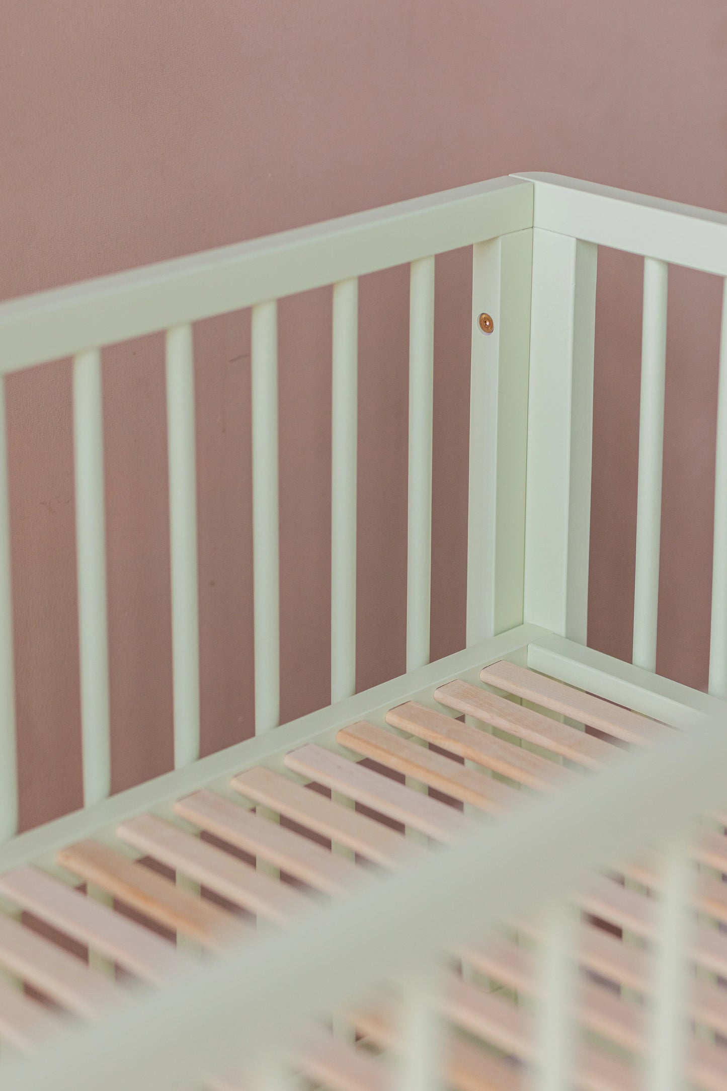 Karl & Fric NOX Cot Pistachio & Pink – Lettino Evolutivo in Legno Massiccio di Betulla con Kit Junior Incluso