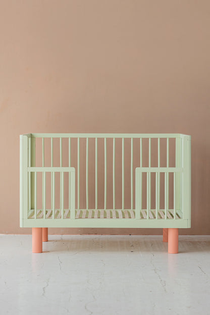Karl & Fric NOX Cot Pistachio & Pink – Lettino Evolutivo in Legno Massiccio di Betulla con Kit Junior Incluso