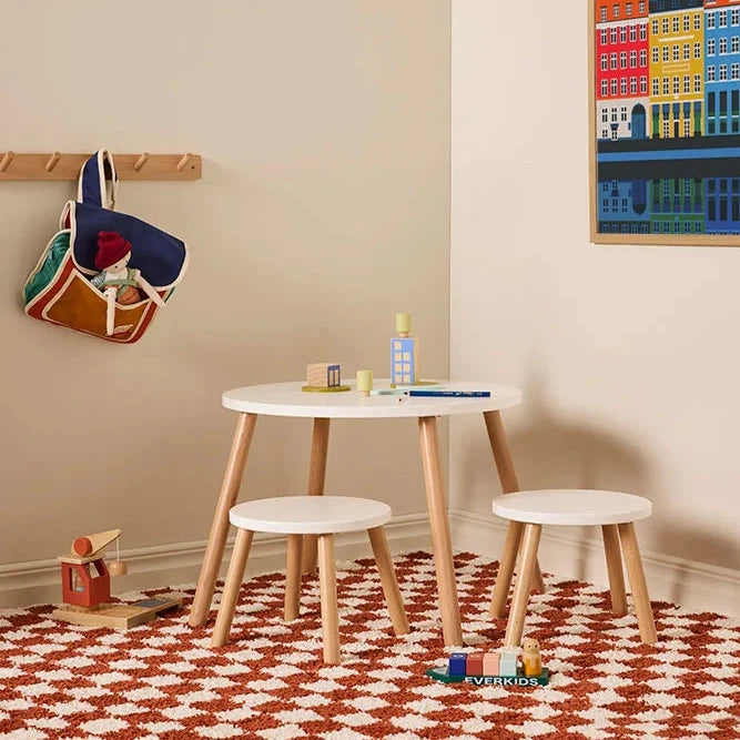 Tavolino per bambini con due sgabelli Kid’s Concept bianco FSC per cameretta