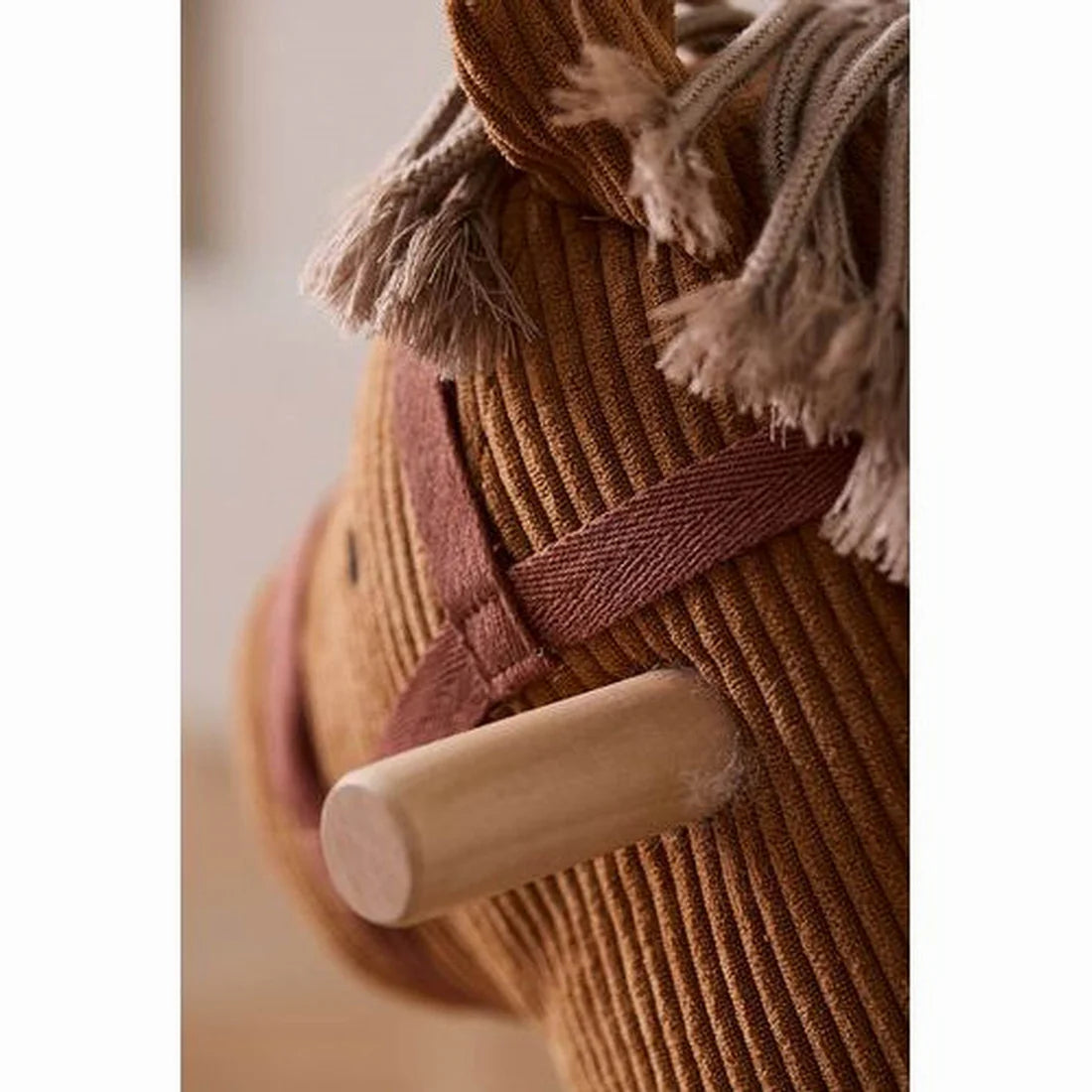 Kid’s Concept Cavallo a Dondolo Vera in velluto a coste con base in legno FSC – Altezza seduta 37 cm