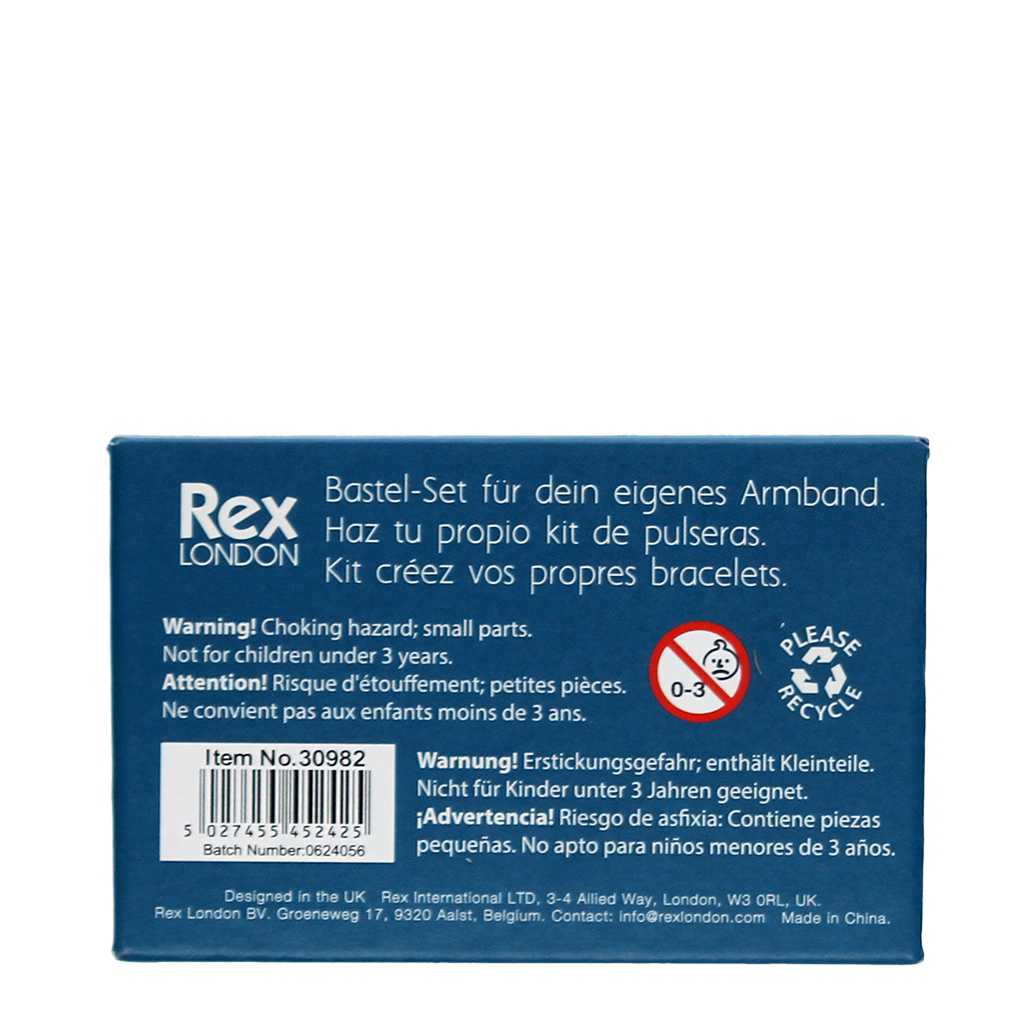 Bambino che crea un bracciale con perline in legno colorate