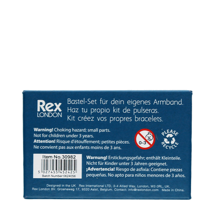 Bambino che crea un bracciale con perline in legno colorate