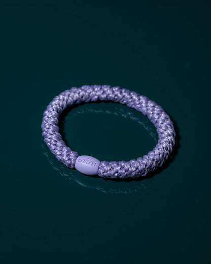 Elastico Kknekki Violet Glitter indossato su capelli e polso