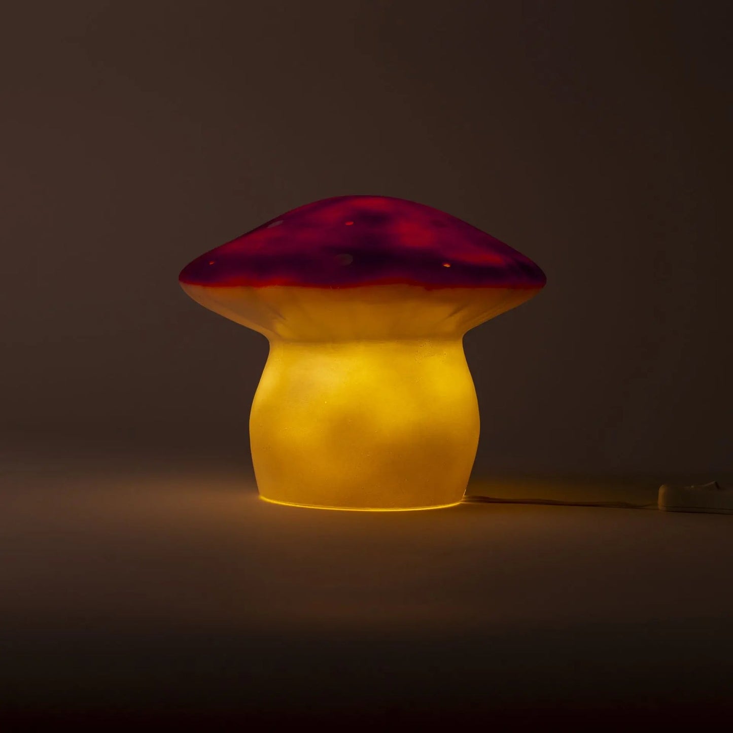 Lampada Fungo Media Egmont Heico Cuberdon accesa sul comodino con luce calda