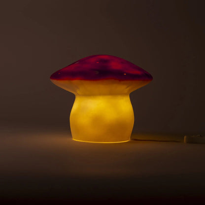 Lampada Fungo Media Egmont Heico Cuberdon accesa sul comodino con luce calda