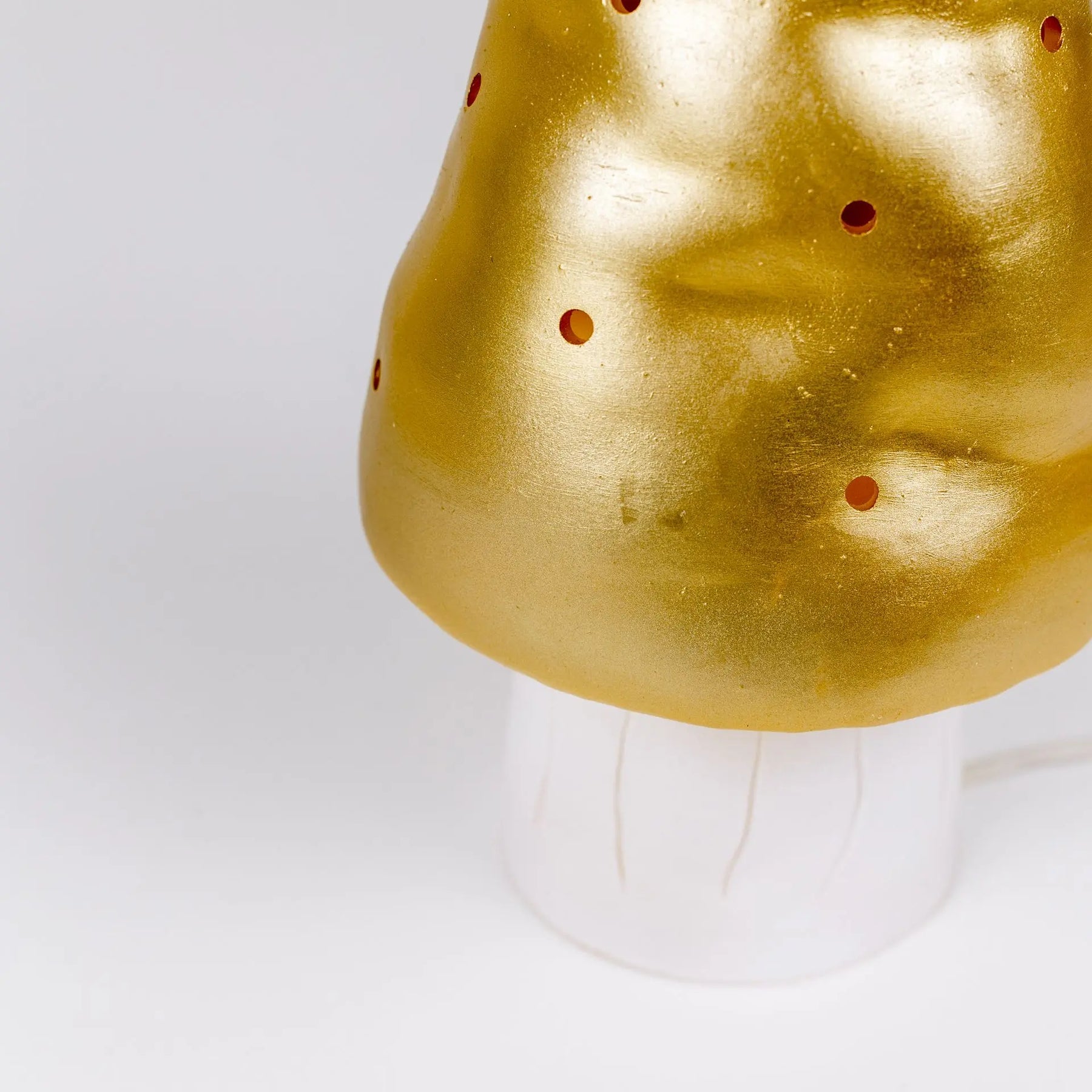 lampada fungo Egmont Heico piccola oro accesa come luce decorativa in cameretta