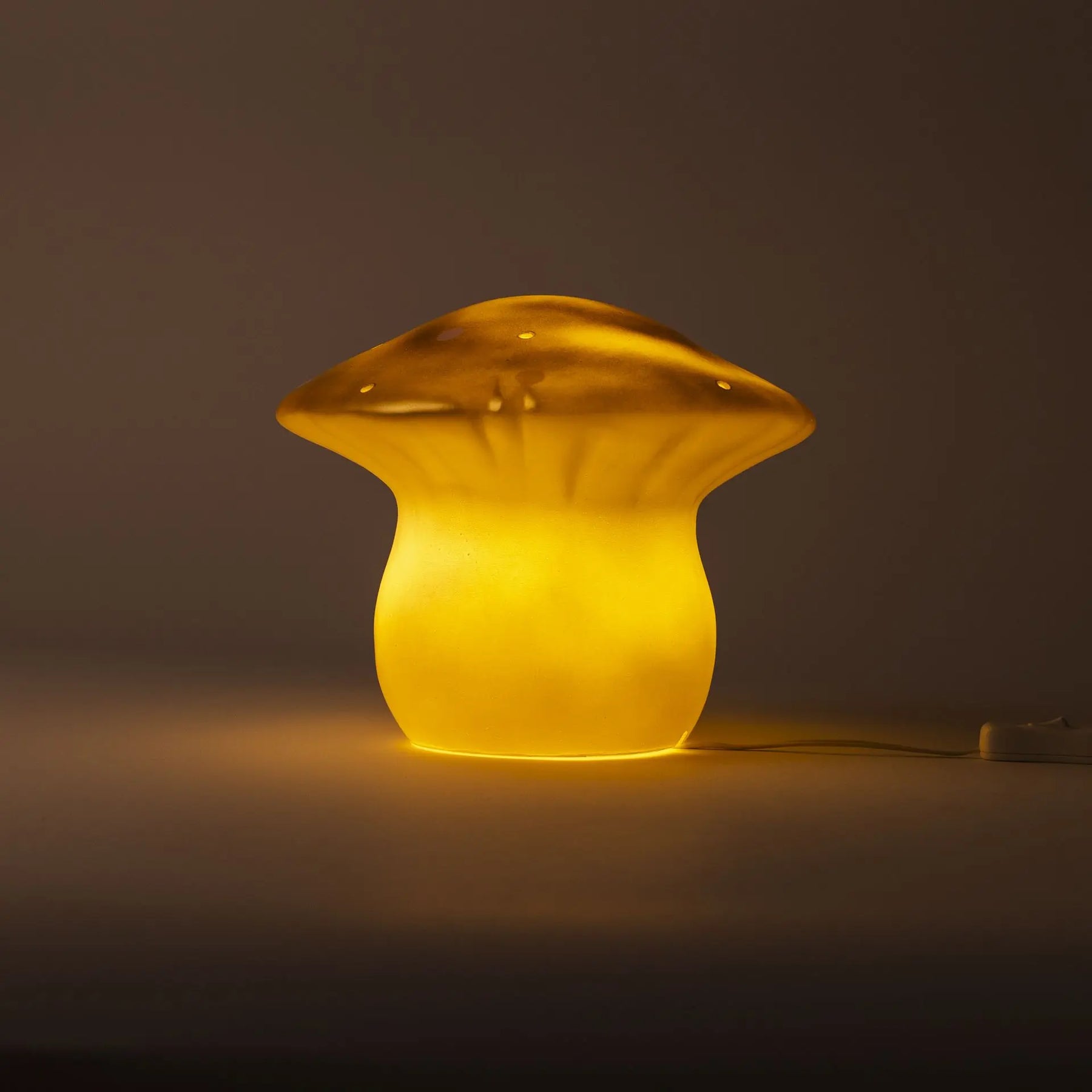 Lampada fungo Egmont Heico media oro accesa nella cameretta come abat-jour decorativa