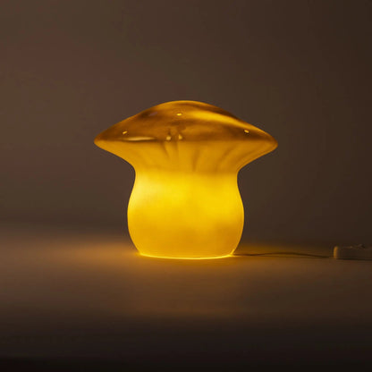 Lampada fungo Egmont Heico media oro accesa nella cameretta come abat-jour decorativa