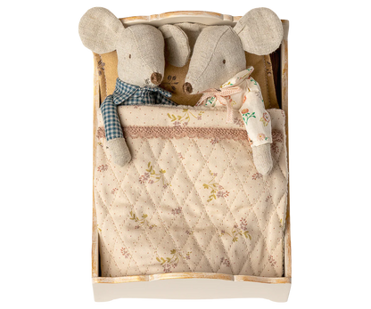 Letto Maileg panna con due topolini, perfetto per il gioco di ruolo