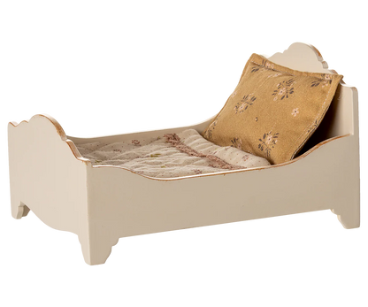 Profilo laterale del letto Maileg panna, con dettagli dorati e struttura in legno per due topolini
