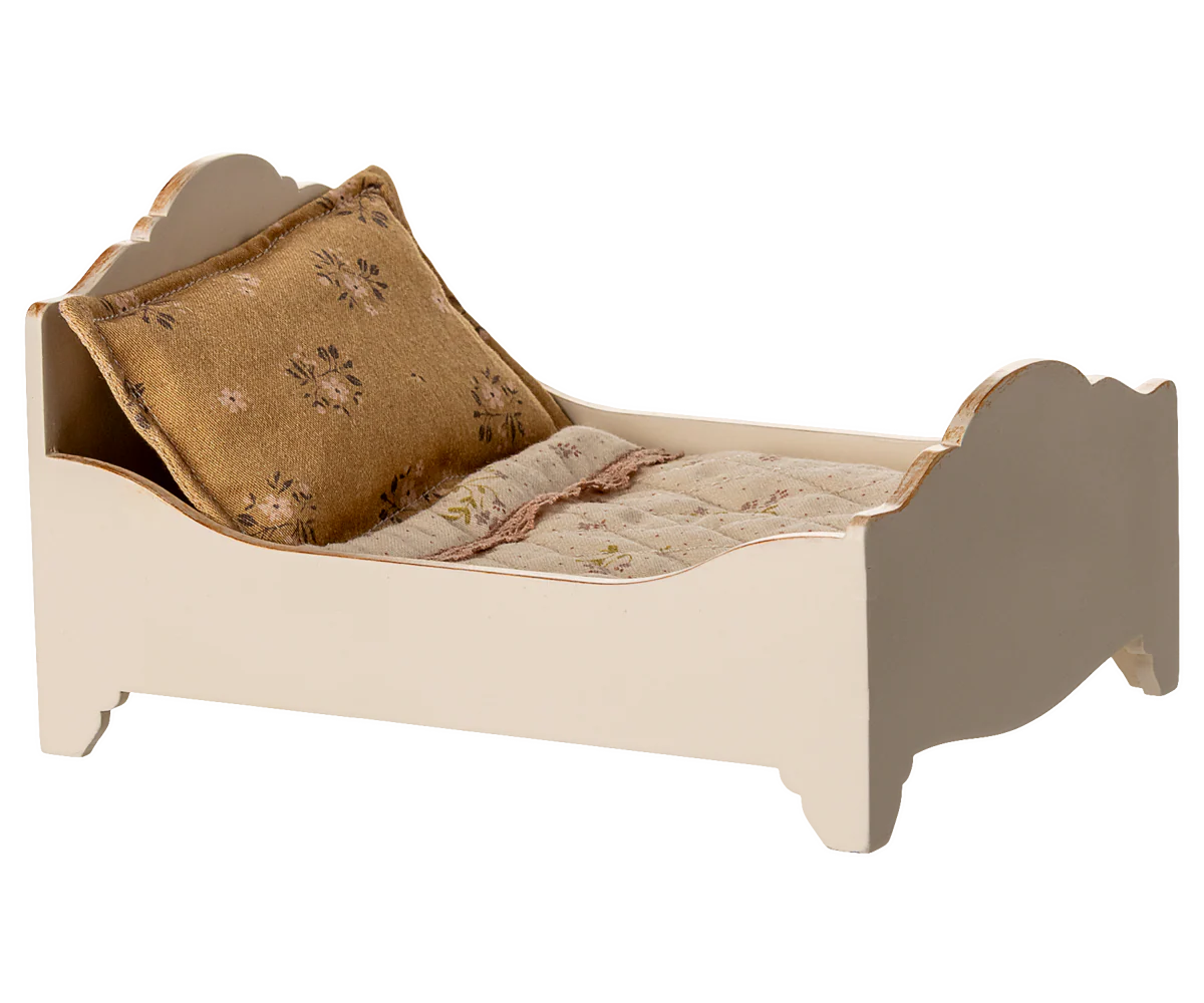 Letto Maileg color panna per due topolini, in legno con biancheria raffinata
