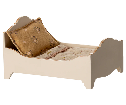 Letto Maileg color panna per due topolini, in legno con biancheria raffinata