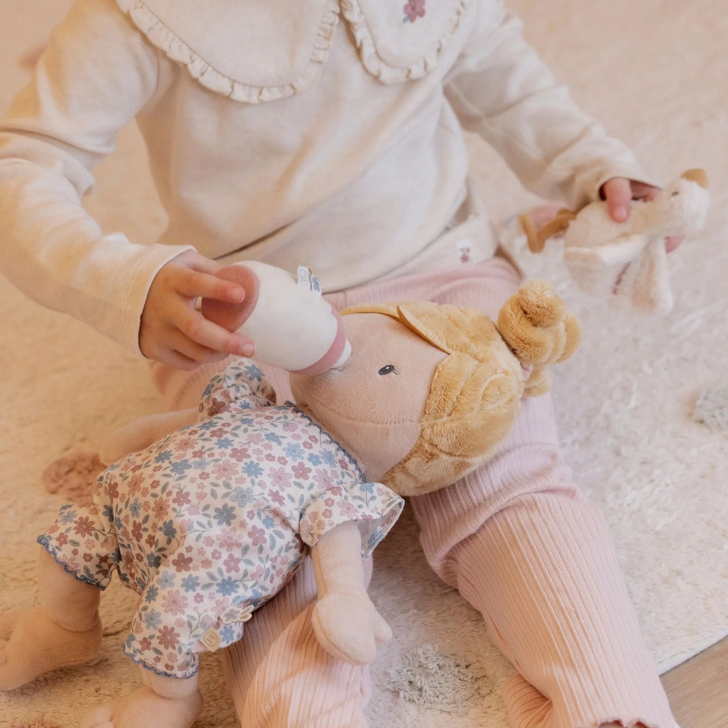 bambino che gioca con bambola Little Dutch Julia cuddle baby doll