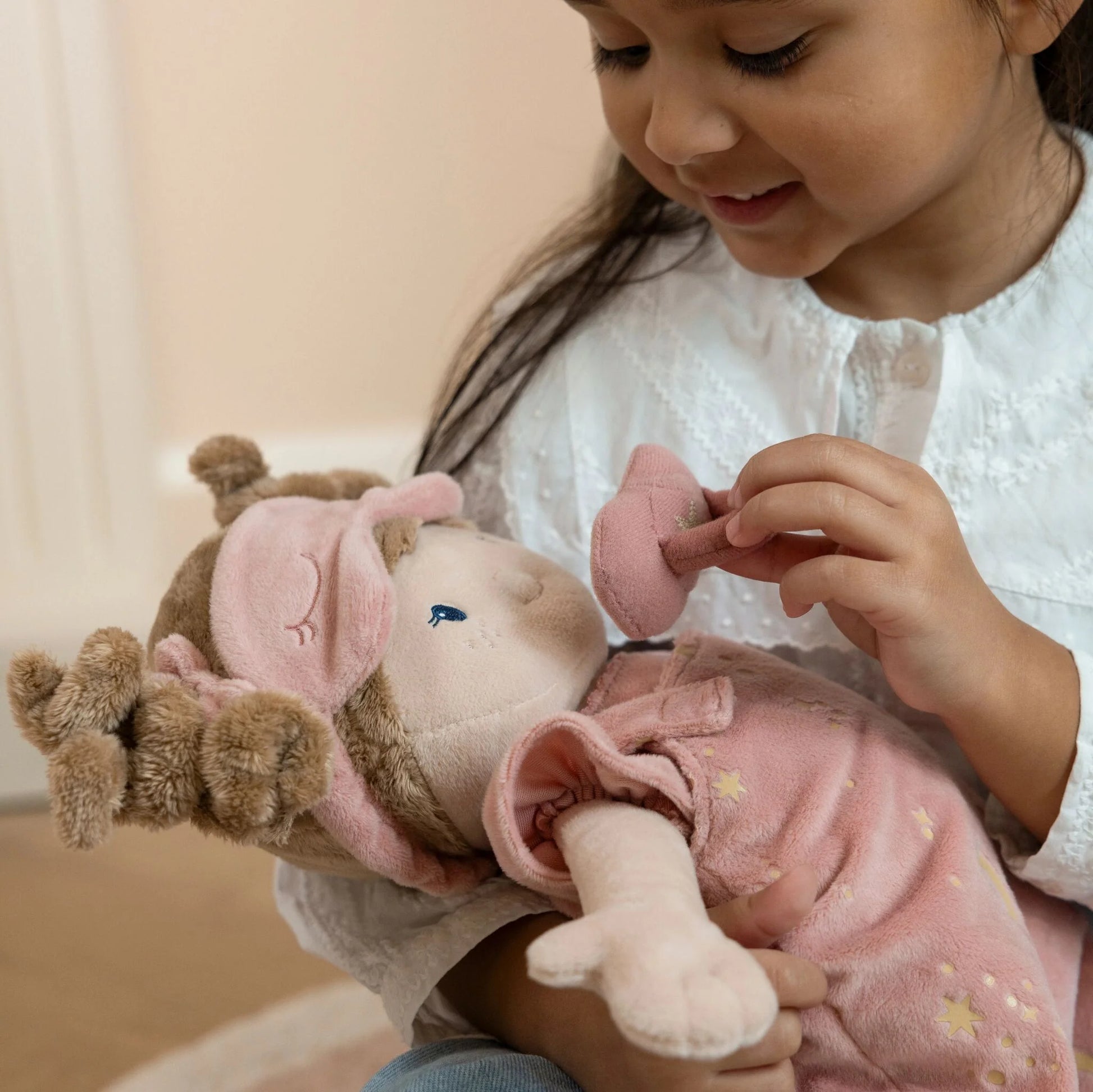 bambina che gioca con bambola Little Dutch Rosa cuddle baby doll