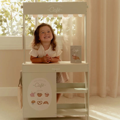 Bambini che giocano con il banco da mercato in legno Little Dutch trasformato in café