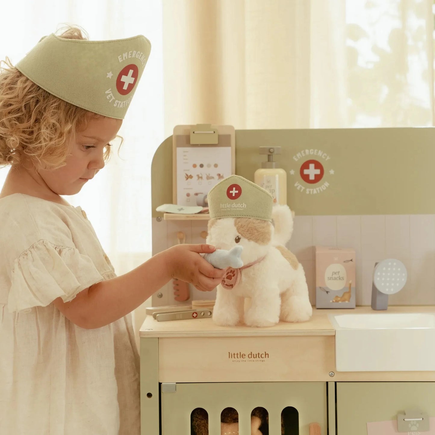 Bambini che giocano con il Banco da veterinario in legno Little Dutch curando animali giocattolo
