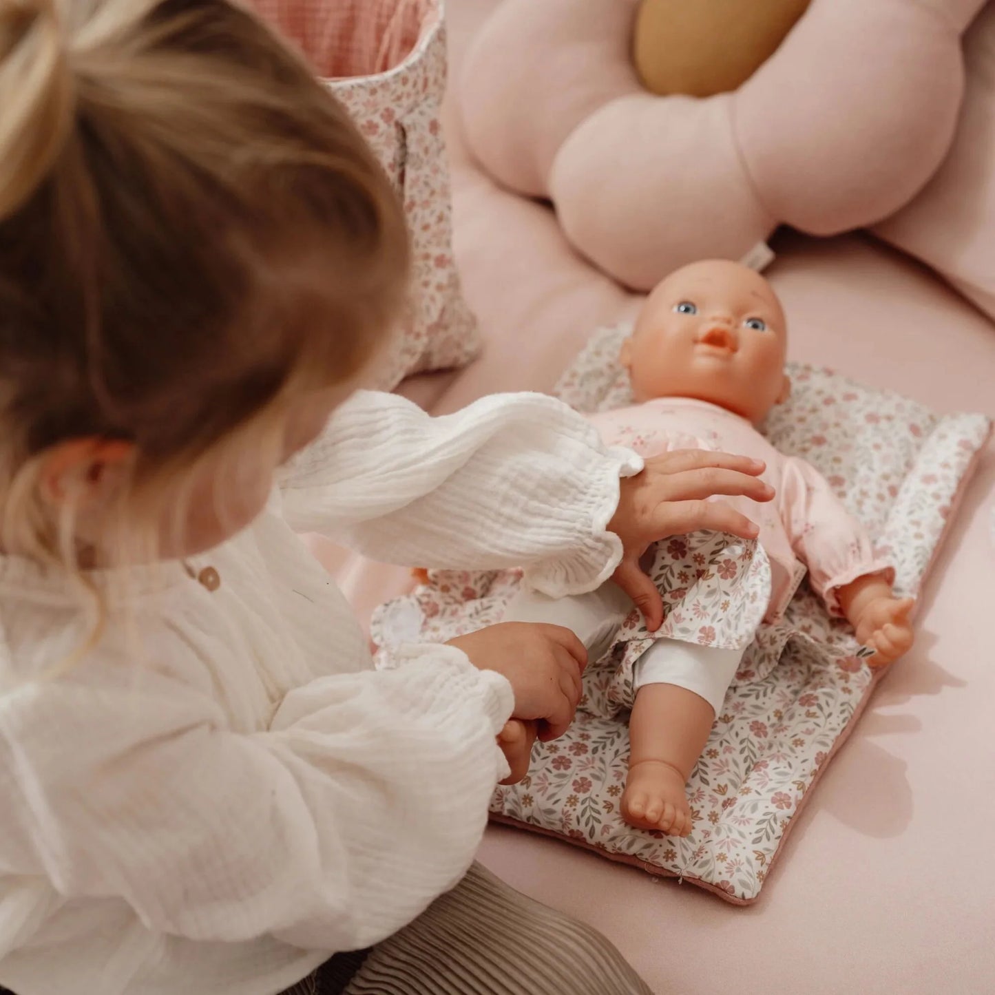 Bambina gioca con borsa fasciatoio per bambole Little Dutch Soft Flowers