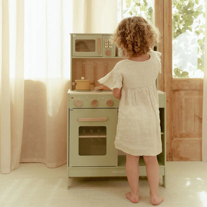 Bambini che giocano con la cucina in legno Mint di Little Dutch con accessori inclusi
