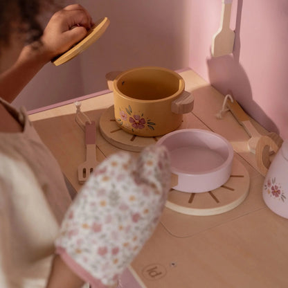 Bambina che gioca con la cucina in legno rosa Little Dutch