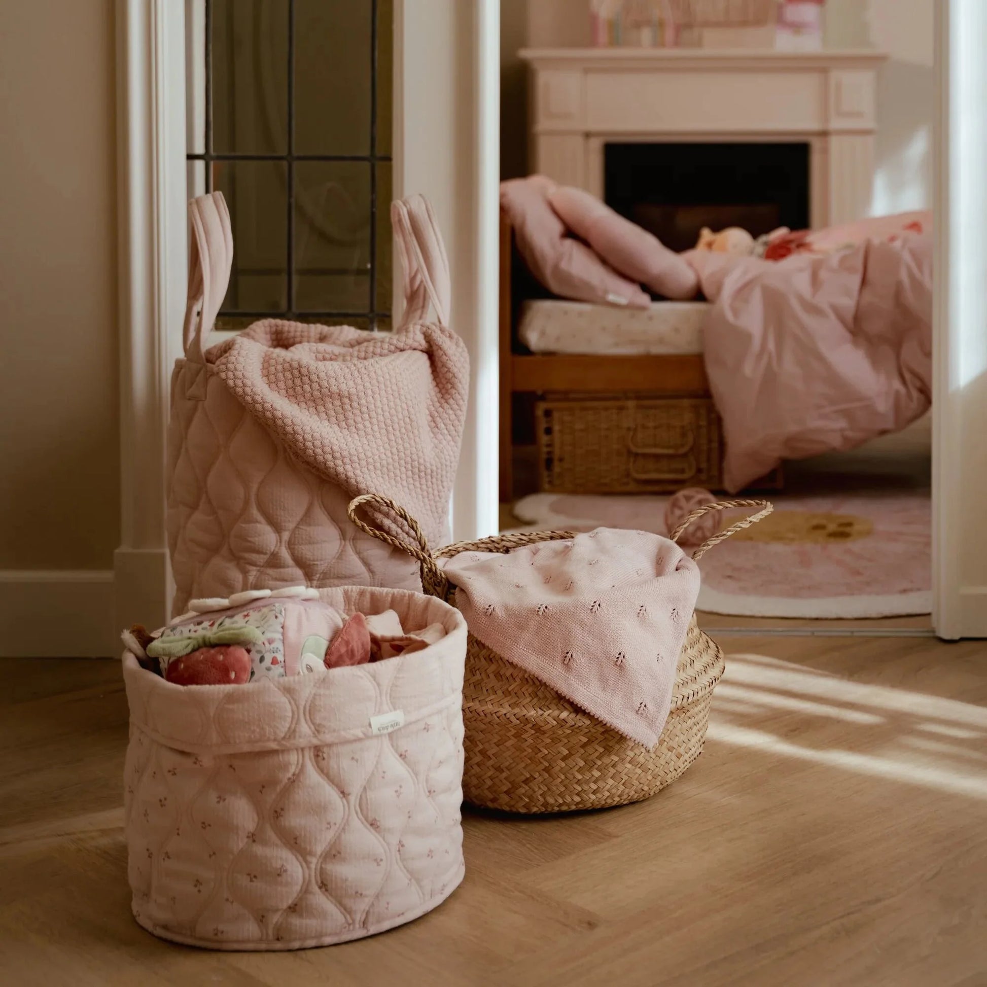 Cestino portaoggetti Little Dutch rosa sul fasciatoio in cameretta