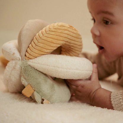 Neonato che gioca con la Palla morbida Grab Ball Little Dutch Newborn Naturals