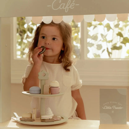Bambini che giocano con porta dolci in legno Little Dutch étagère verde