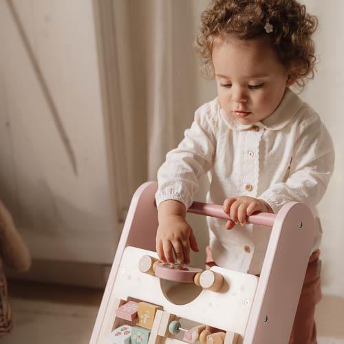 Bambina gioca con il primi passi in legno Fairy Garden Little Dutch