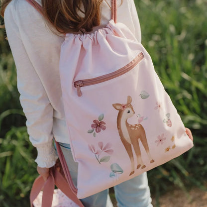 Bambina con sacca palestra e piscina Little Dutch Fairy Garden indossata come zainetto