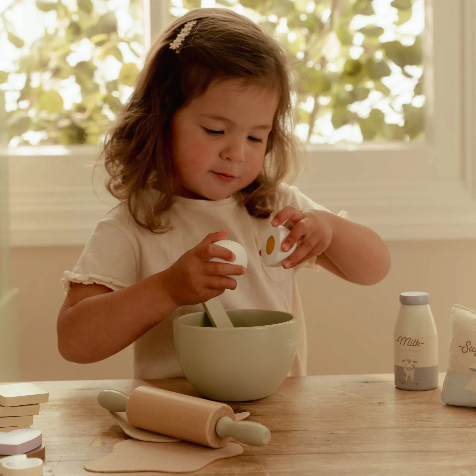 Bambini che giocano con il Set Pasticceria in legno Little Dutch e preparano biscotti