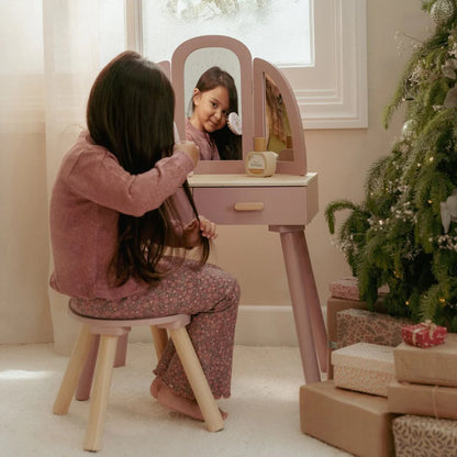 Bambina che gioca con tavolino trucco Little Dutch rosa