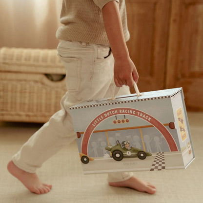 Bambini che giocano con la Little Dutch Wooden Racetrack in Play Case